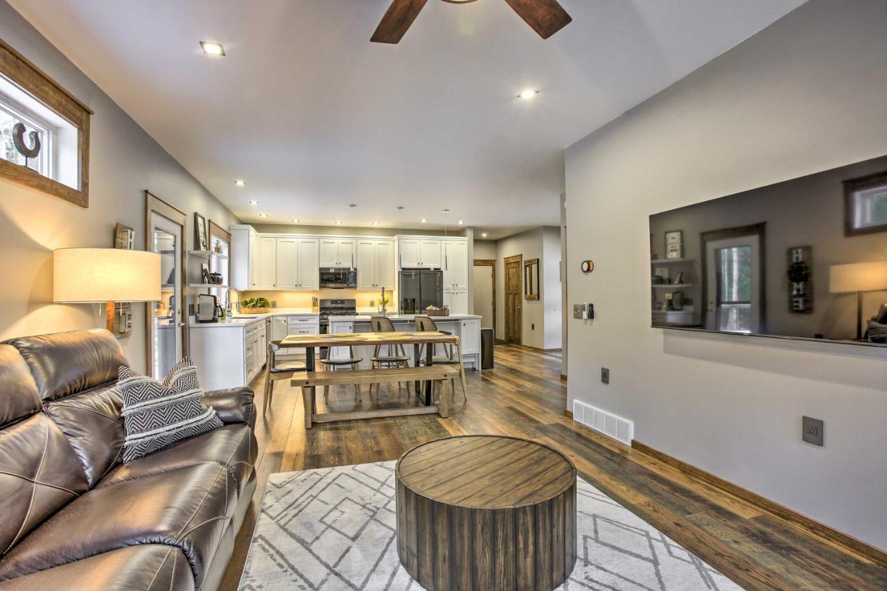 Modern-Chic Interlochen Home With Deck And Game Room! ภายนอก รูปภาพ