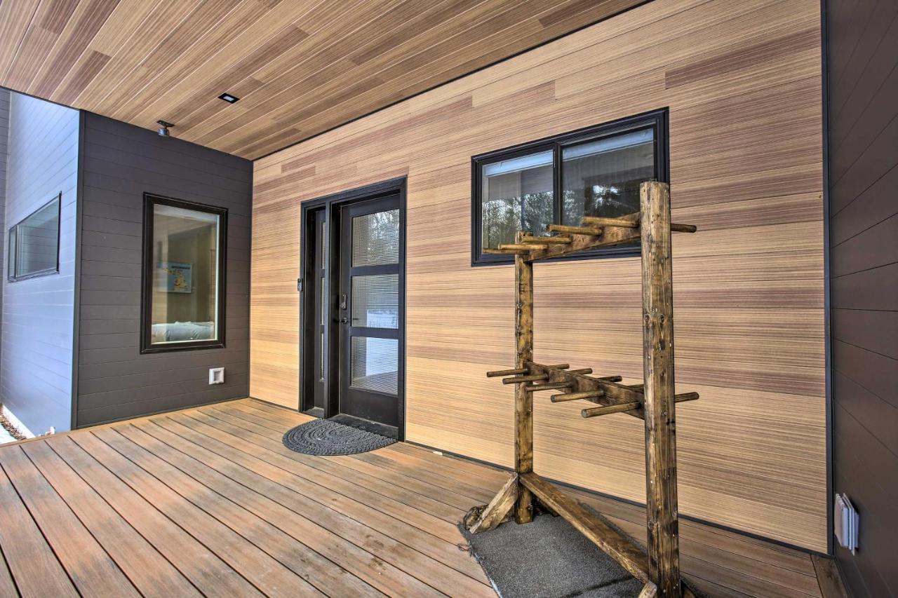 Modern-Chic Interlochen Home With Deck And Game Room! ภายนอก รูปภาพ