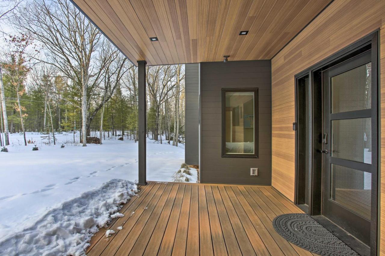 Modern-Chic Interlochen Home With Deck And Game Room! ภายนอก รูปภาพ