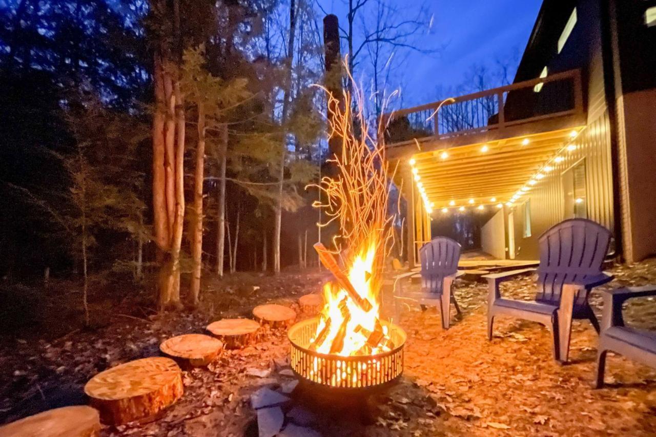 Modern-Chic Interlochen Home With Deck And Game Room! ภายนอก รูปภาพ