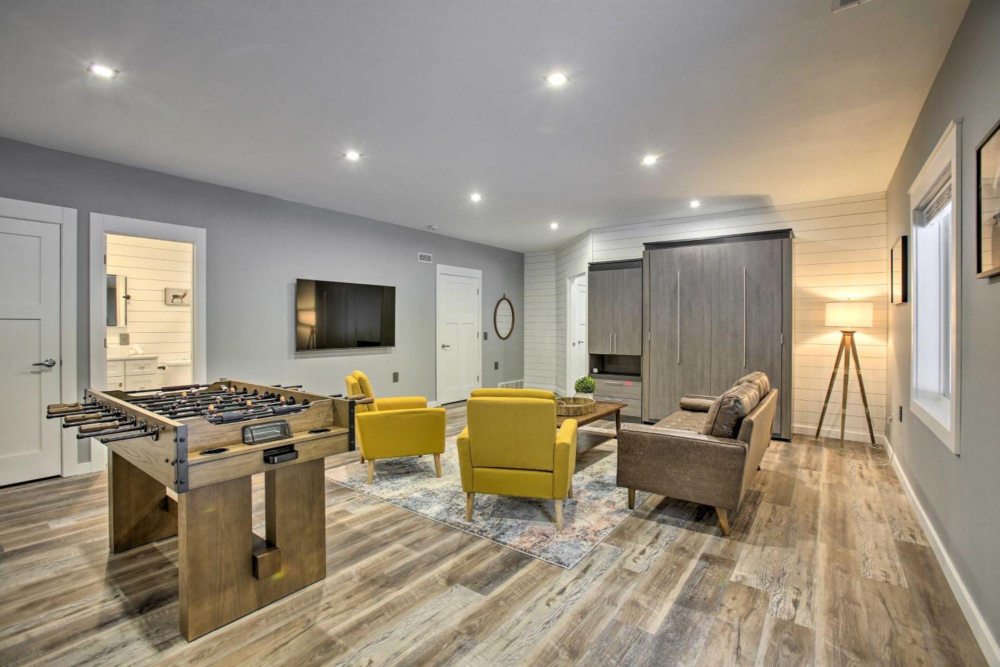 Modern-Chic Interlochen Home With Deck And Game Room! ภายนอก รูปภาพ