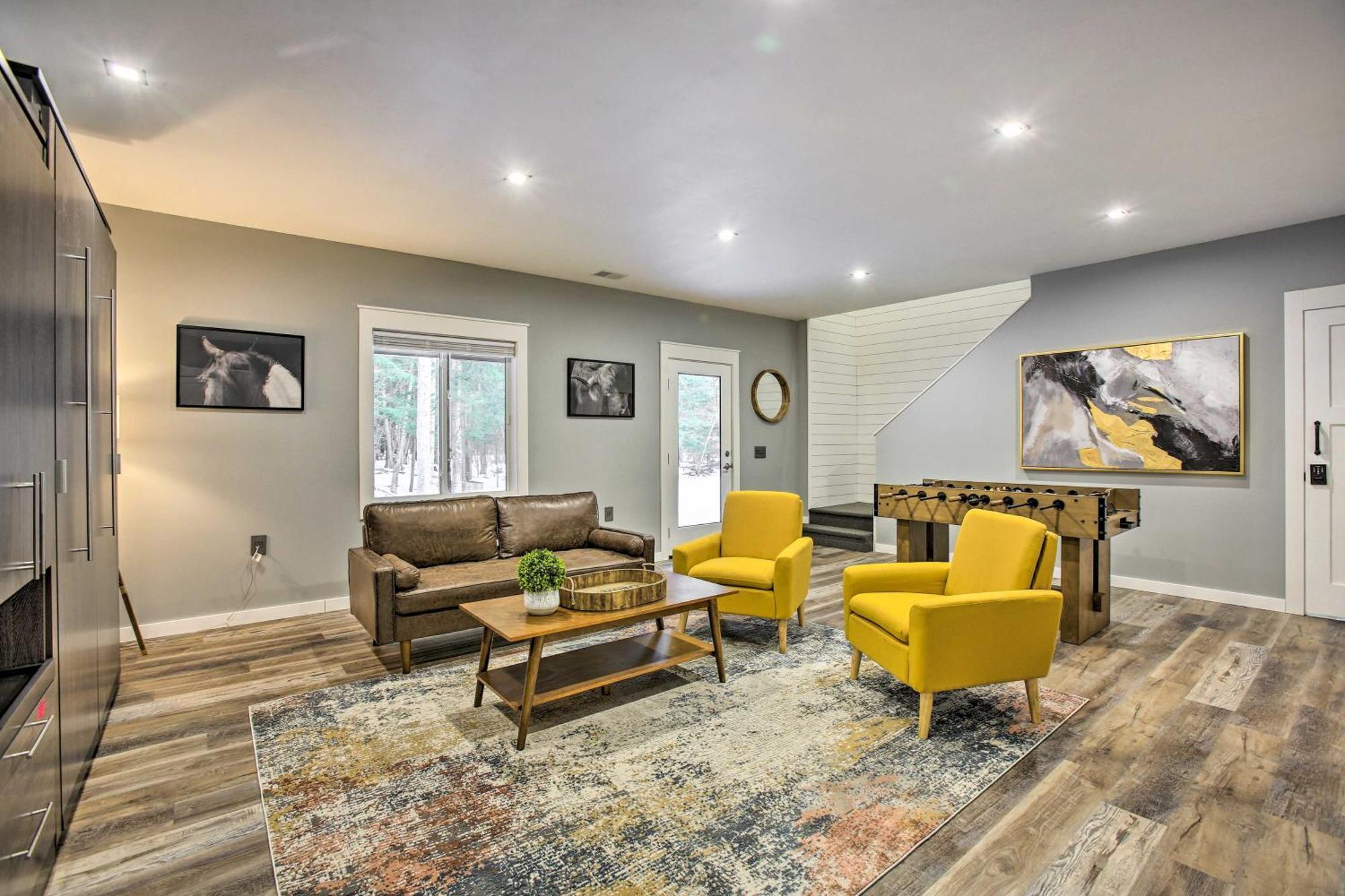Modern-Chic Interlochen Home With Deck And Game Room! ภายนอก รูปภาพ