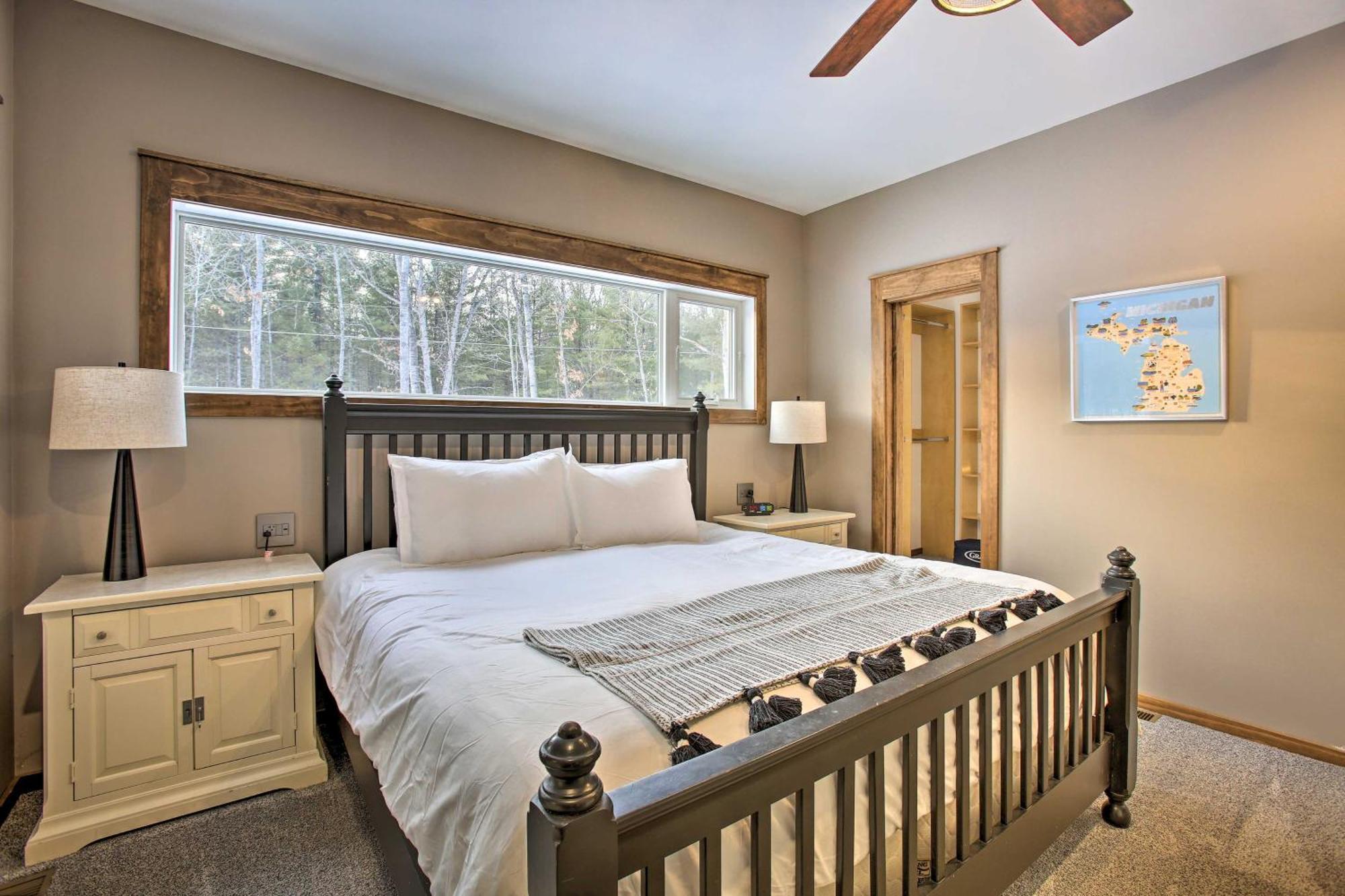Modern-Chic Interlochen Home With Deck And Game Room! ภายนอก รูปภาพ