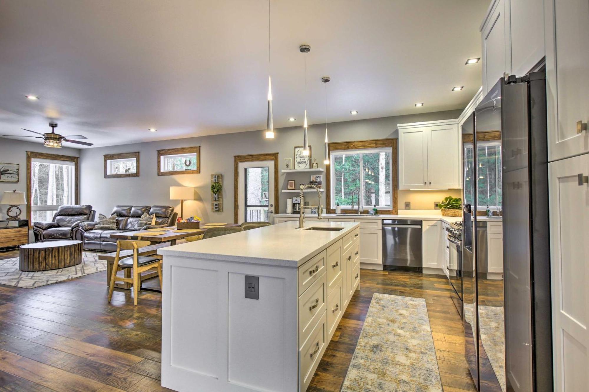 Modern-Chic Interlochen Home With Deck And Game Room! ภายนอก รูปภาพ