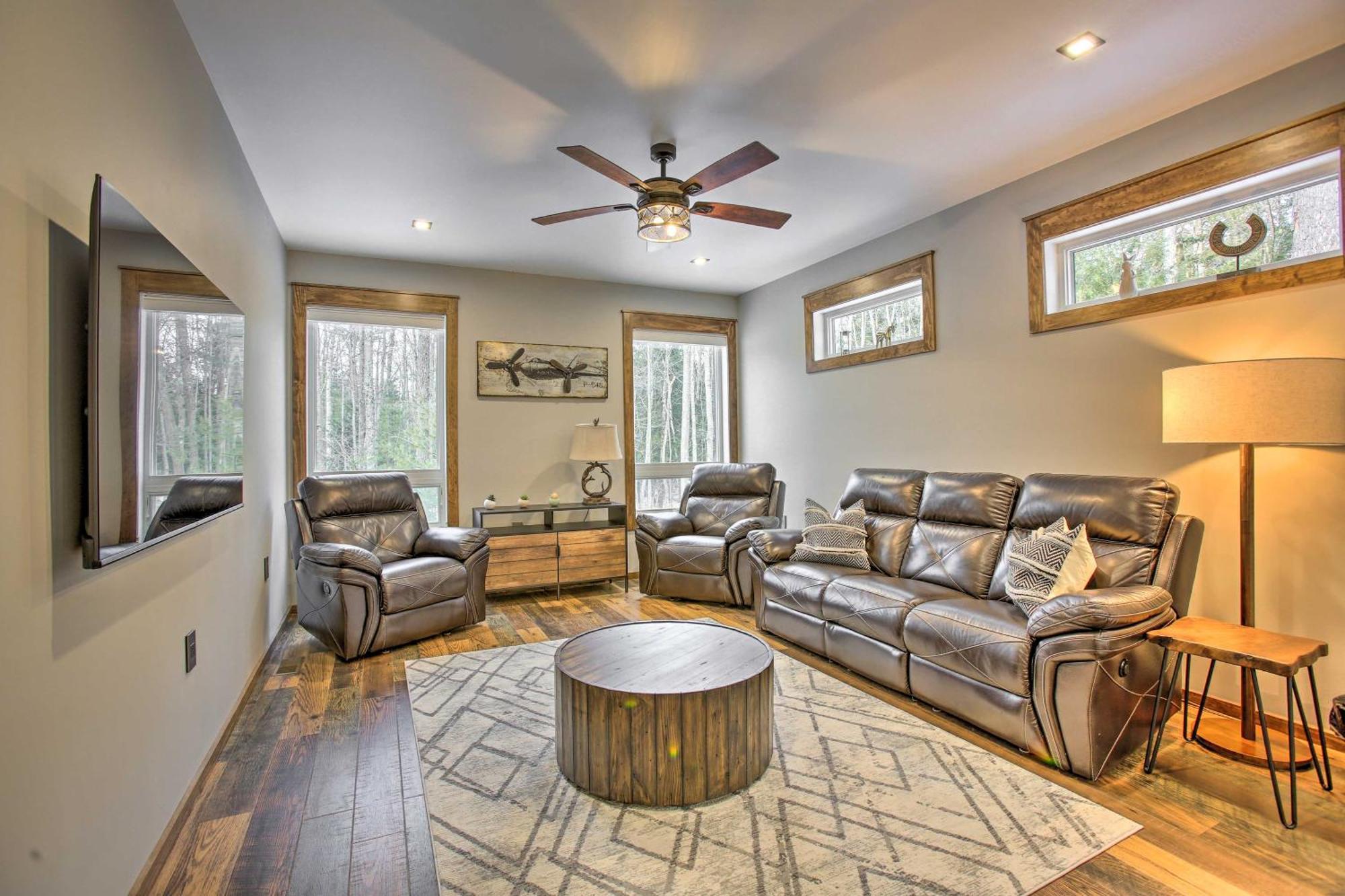 Modern-Chic Interlochen Home With Deck And Game Room! ภายนอก รูปภาพ